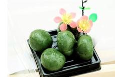 草長鶯飛二月天，拂堤楊柳醉春煙。青團(tuán)美味人人愛，機器生產(chǎn)高效又衛(wèi)生